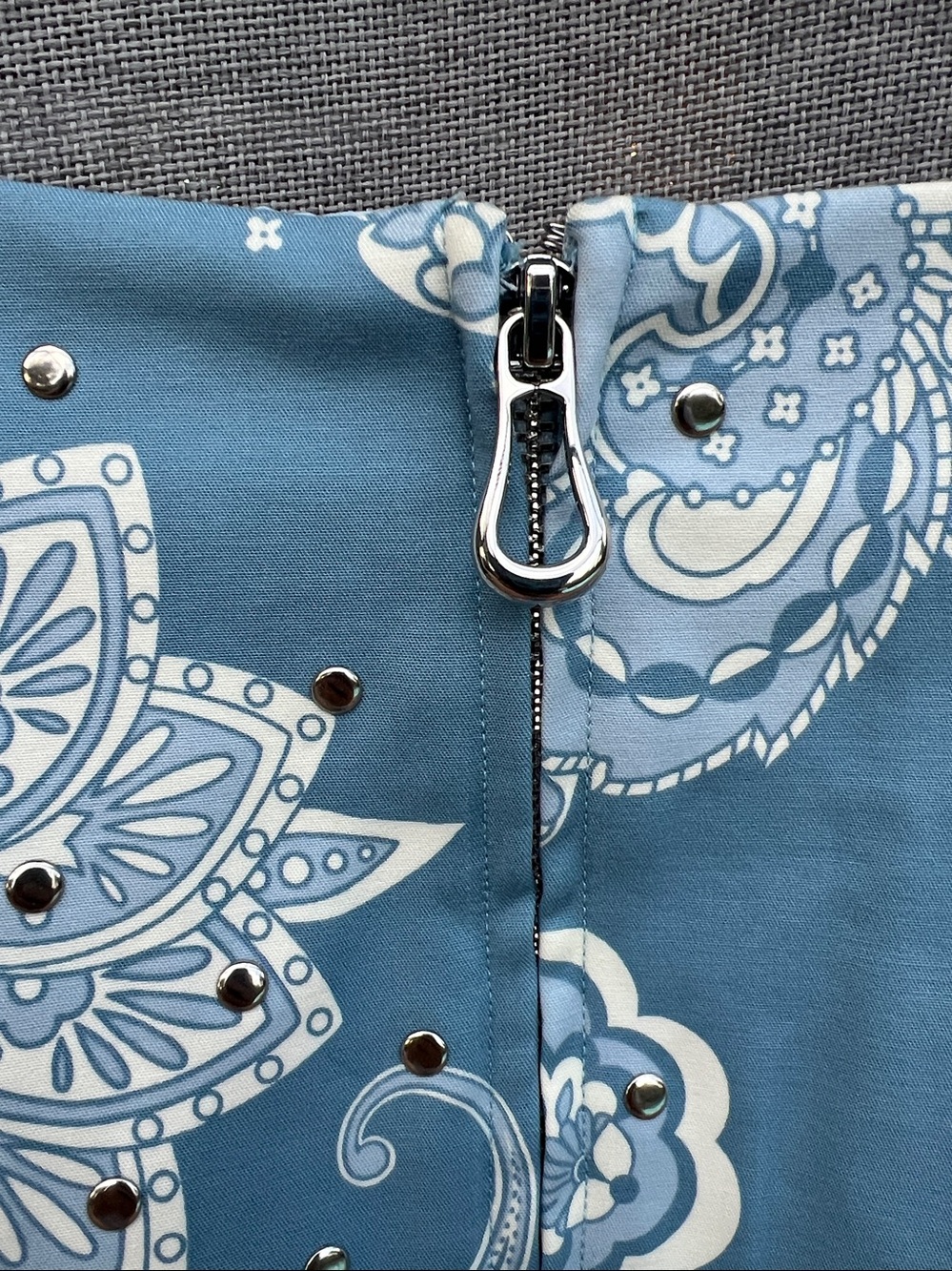 Camila Coelho mini patterned studded dress blue white silver size 8 - Picture 5 of 13